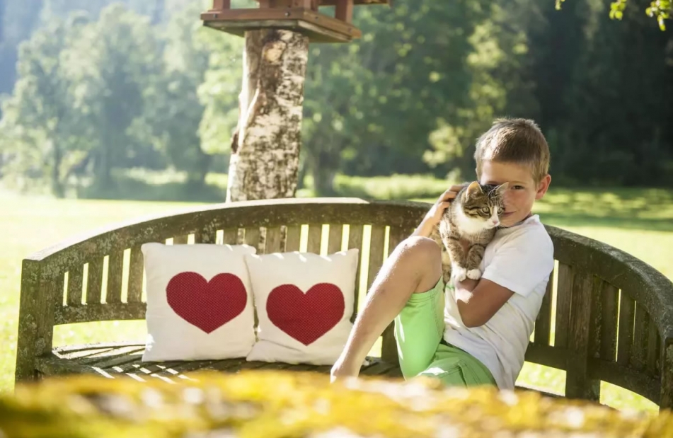 Kind mit Katze