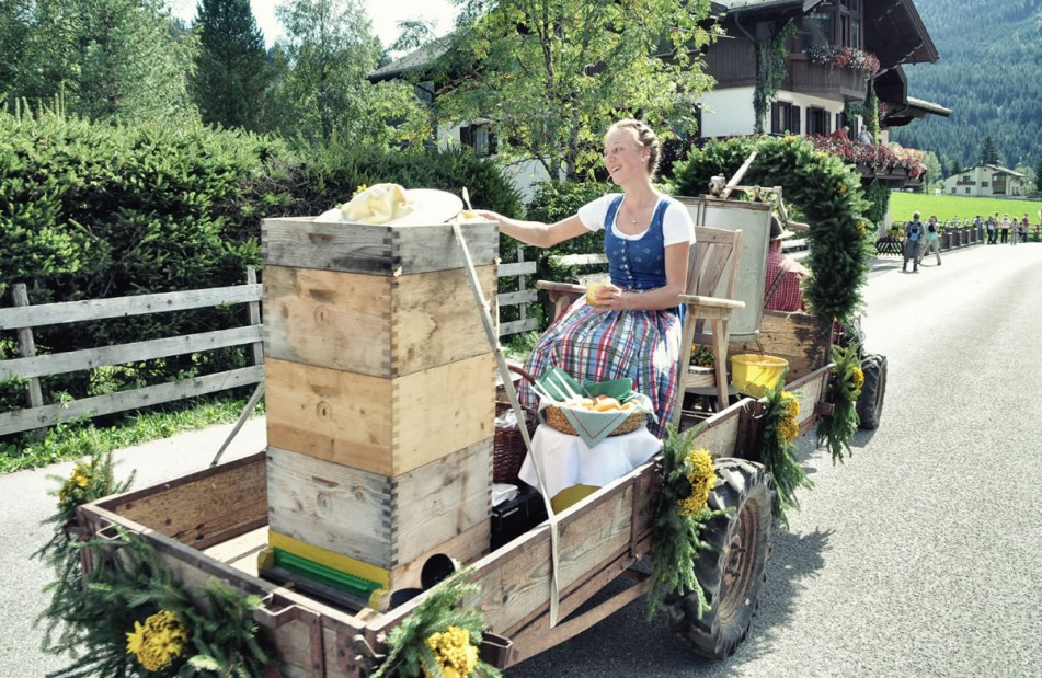 Waggon am Bauernherbst, Frau im Dirndl © TVB Filzmoos/Alfred Hahn