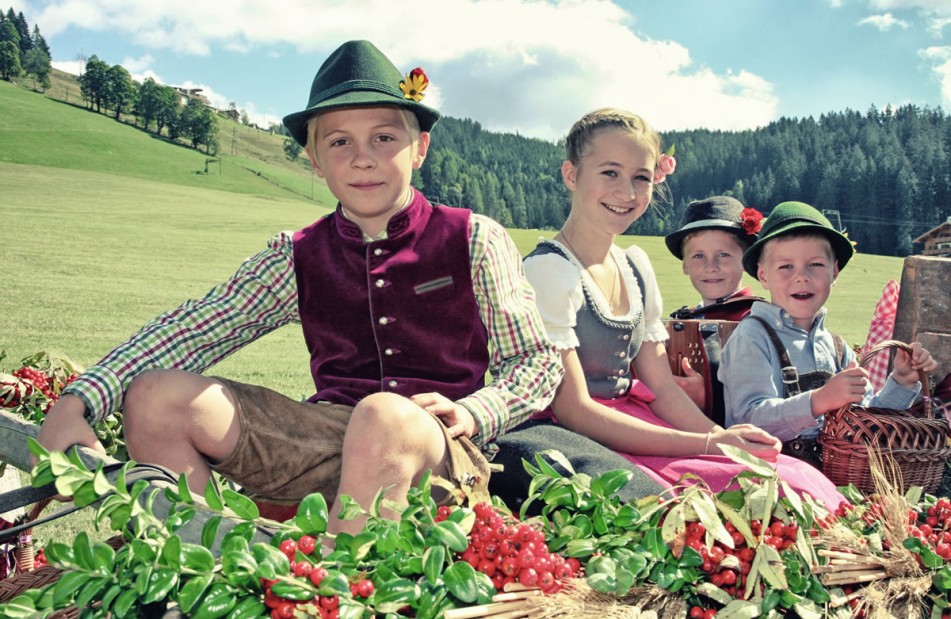 Kinder am Leiterwagen © TVB Filzmoos/Christian Ebner
