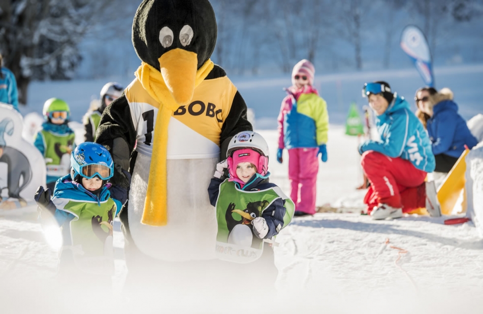 Kinder beim Skifahren lernen