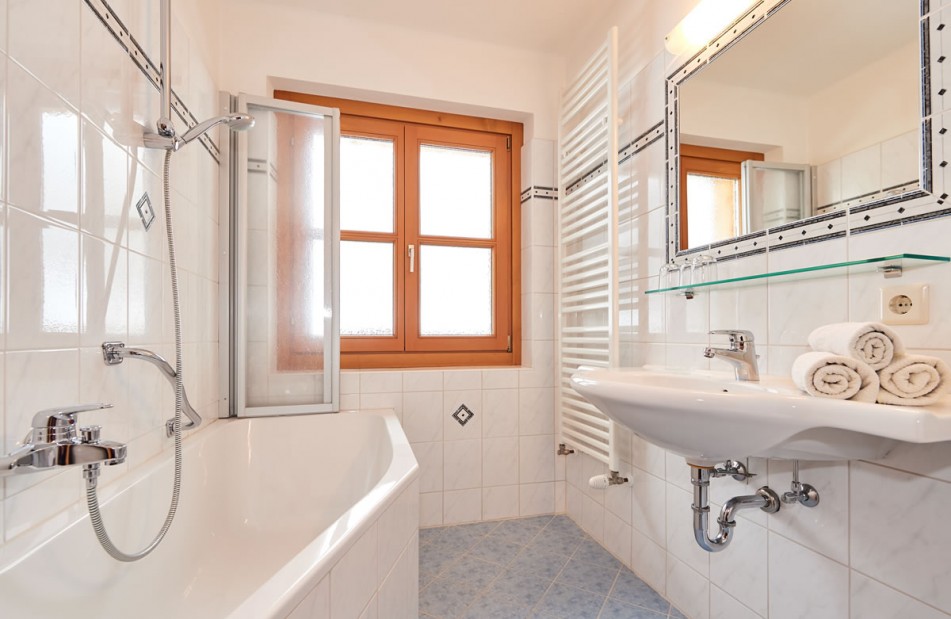 Helles Badezimmer mit Badewanne
