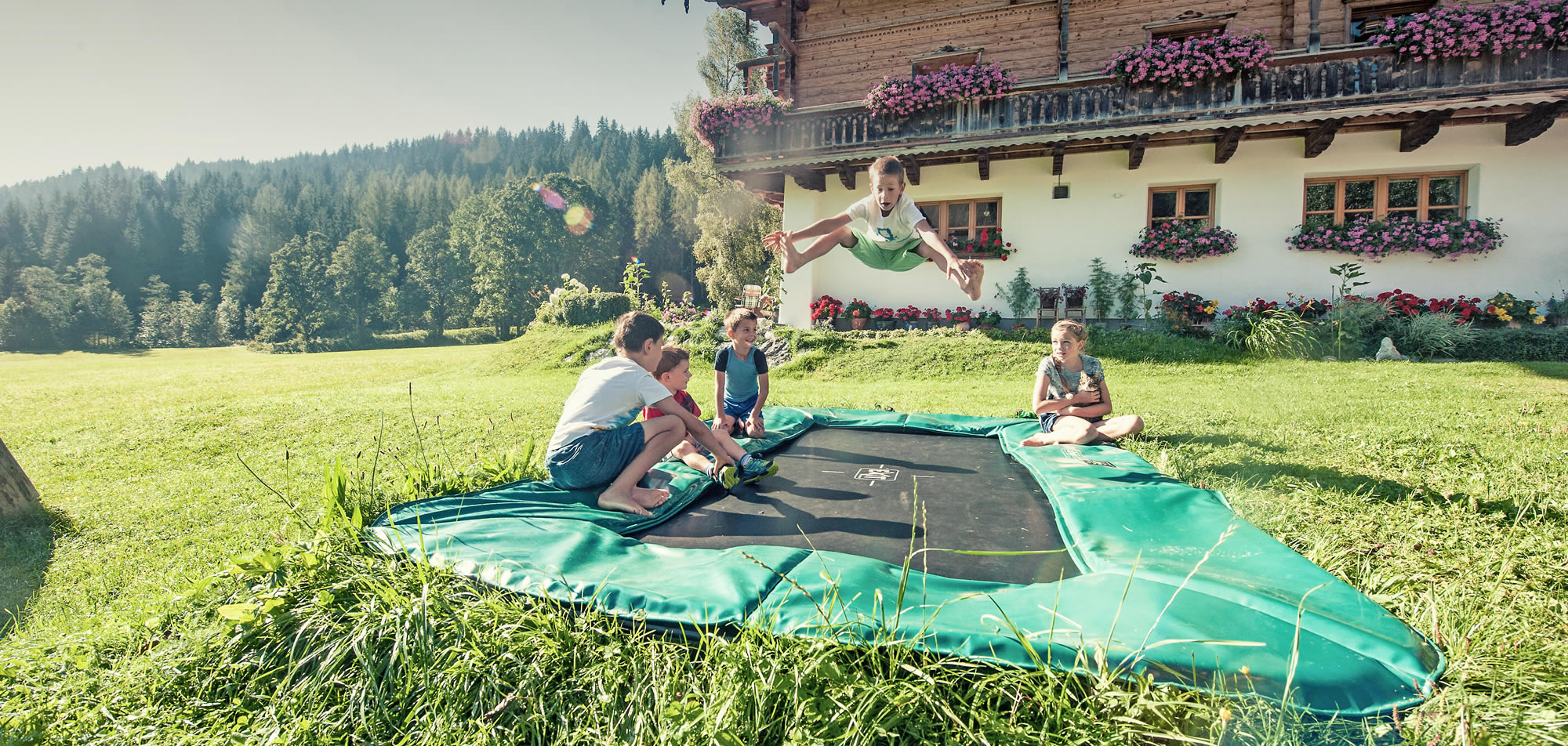 Familienurlaub auf dem Bauernhof, Kinder beim Spielen